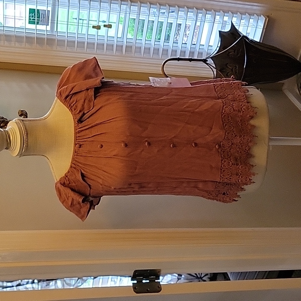Fashion on Earth dusty heather rose cap sleeve top lace hem elastic neck…Med New